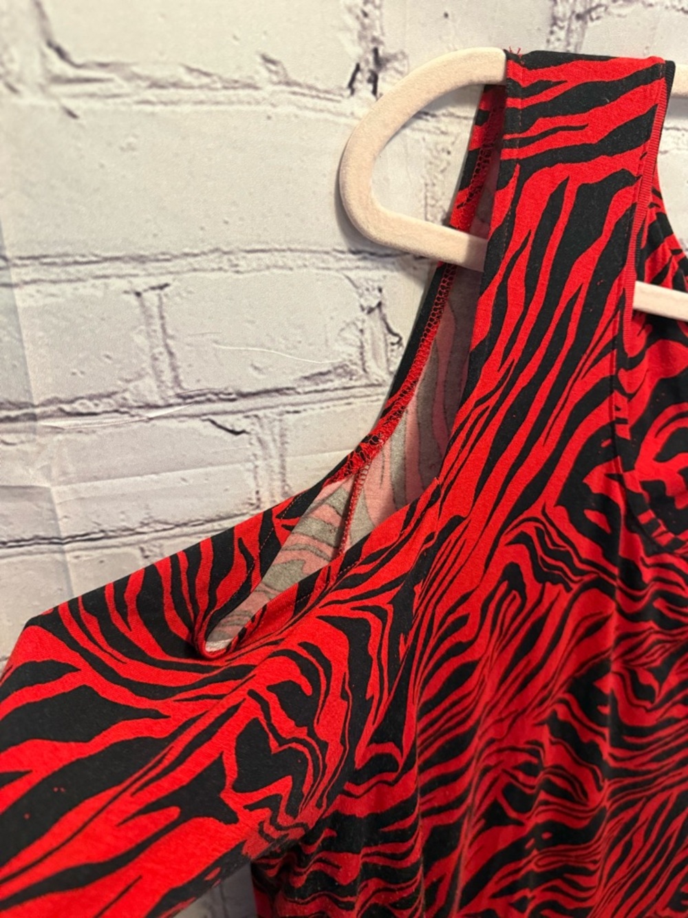 JM Collection Red & Black Zebra-Print Cold-Shoulder - Picture 2 of 7
